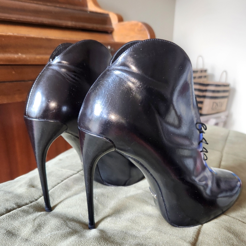 GUCCI SMOOTH BLACK  PATENT LEATHER STILETTO ANKLE BOOTS, 40.5